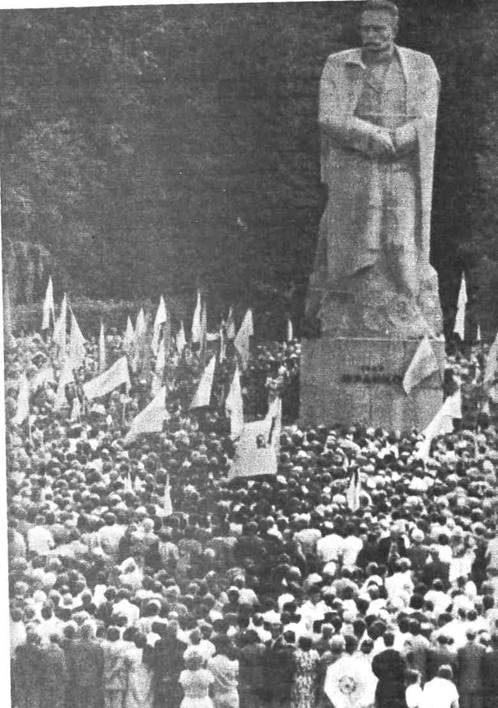 Один із перших львівських мітингів