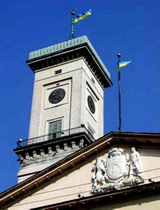 Синьо-жовтий прапор над ратушею