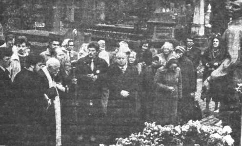 Патріарх Мстислав та Ростислав Братунь (у центрі) на могилі Володимира Івасюка. Жовтень 1990 р.